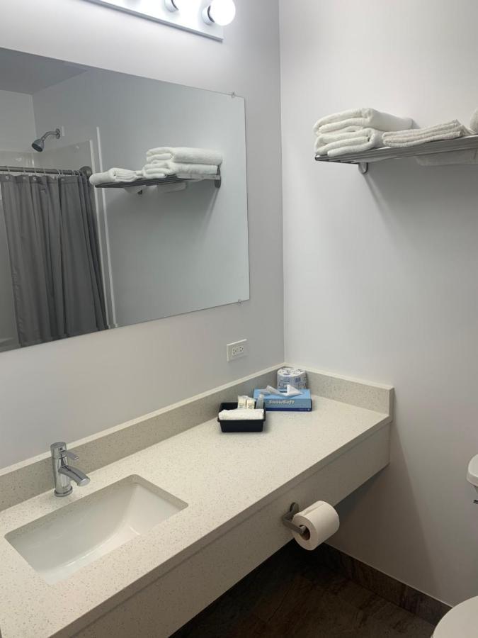 Nor Villa Hotel Уинипег Екстериор снимка